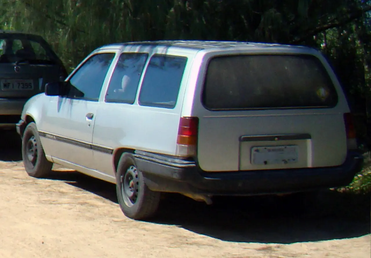 Chevrolet Ipanema GLS/SLE 2.0EFI /SL/e1.8/Sol/Wave 1994 em foto externa