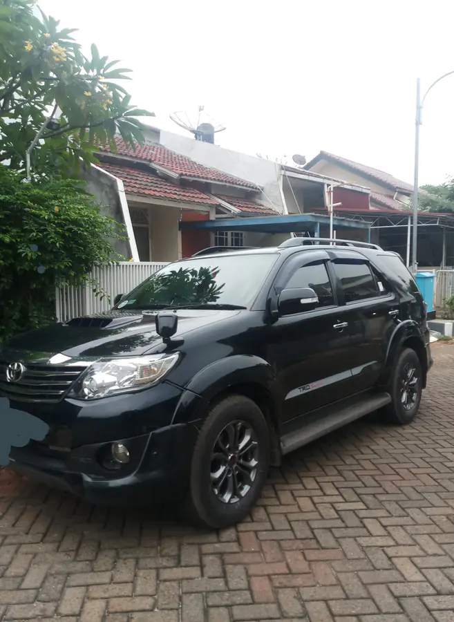 Toyota Hilux SW4 SRX Plat. 4x4 2.8 TB Die. Aut. 2026 em foto externa